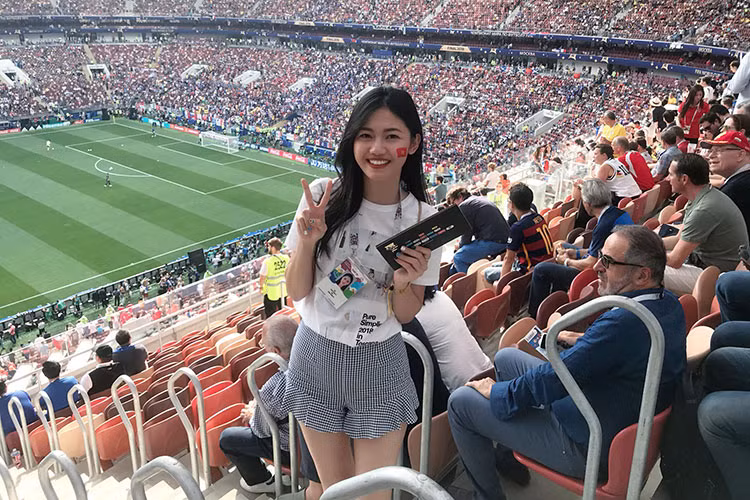 Á hậu Ngô Thanh Thanh Tú là fans của môn bóng đá. Mới đây, người đẹp sang Nga cổ vũ cho đội tuyển Pháp trong trận chung kết World Cup 2018.