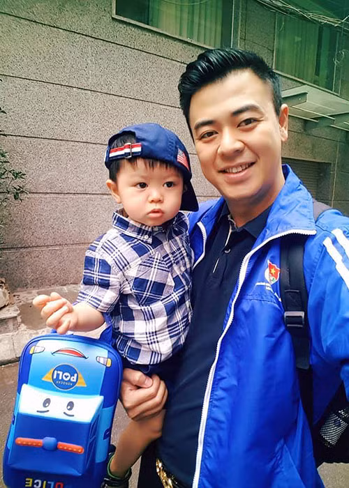 Con trai của MC Tuấn Tú thừa hưởng nhiều nét điển trai của bố và được bố mẹ cưng chiều.