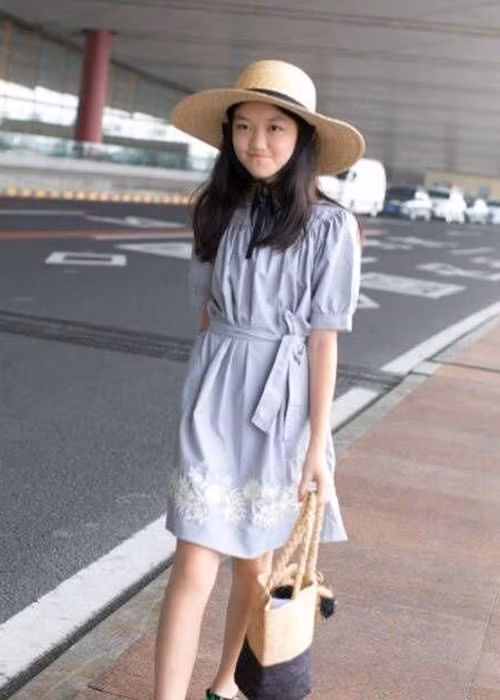 Từ nhỏ, Lý Yên đã thích làm đẹp. Cô nhóc tự phối trang phục và thường xuyên đăng tải các video làm đẹp trên trang cá nhân. Ảnh: QQ