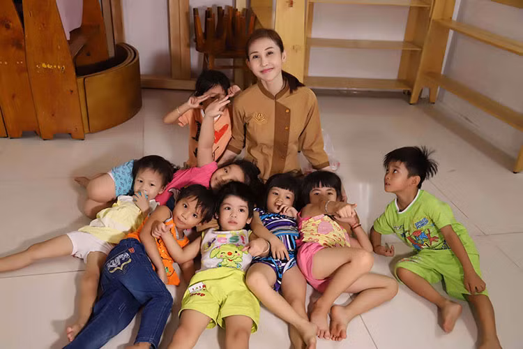 Là trẻ mồ côi nên Hoa hậu Chi Nguyễn hiểu được sự thiếu thốn về tình cảm của các bé mồ côi. Bởi vậy, cô thường sắp xếp công việc để phát cơm từ thiện, thăm trẻ em tại các trại trẻ mồ côi.