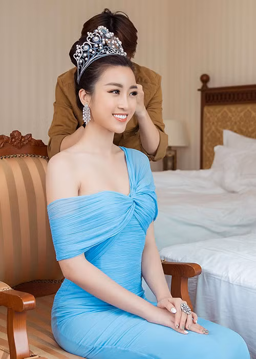 Nàng hoa hậu sinh năm 1996 chọn trang phục gợi cảm vừa đủ.
