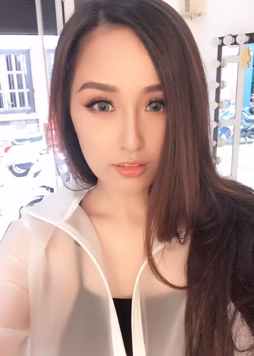 Mai Phương Thúy than thở Hà Nội nắng nóng trong những ngày vừa qua.