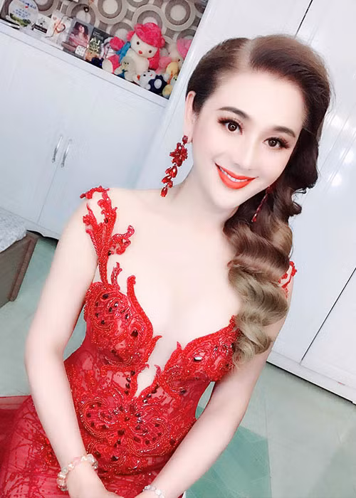 Cùng chuyển giới, Lâm Khánh Chi không tránh khỏi việc bị so sánh với Hương Giang Idol.