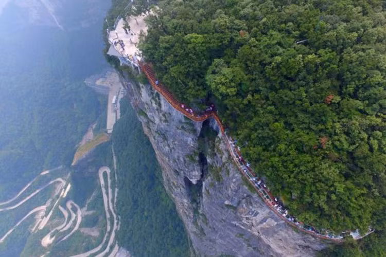 Từ lối đi dài 1.500 m này, nếu nhìn xuyên qua lớp kính dày 6,35 cm, những khách du lịch can đảm đứng đây có thể ngắm nhìn toàn cảnh Đại lộ Thiên Môn Sơn ở phía dưới cách 1.400 m. Đây là đại lộ nổi tiếng có tới 99 khúc cua gấp cong đầy nguy hiểm. Ảnh: Bbc.com.