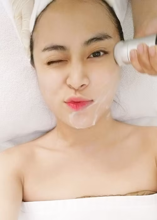 Hoàng Thùy Linh tỏ ra rất tự tin với gương mặt ít trang điểm của mình.