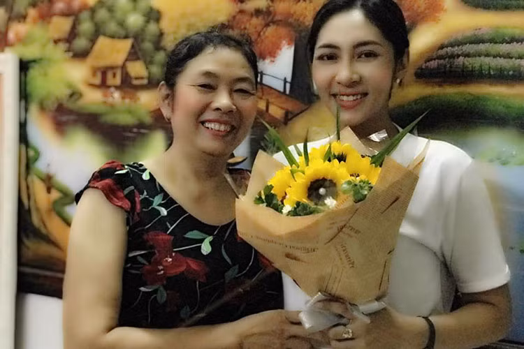 Thu Thảo cũng từng tâm sự rằng đôi lúc cô nghĩ bản thân mình vẫn chưa làm tròn chữ hiếu với bố mẹ, vì cô sống cho cộng đồng, xã hội nhiều hơn cho gia đình. May mắn, bố mẹ cô rất hiểu. Ảnh: FBNV