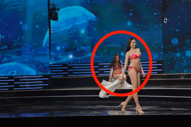 Trong chung kết Hoa hậu Hoàn vũ Việt Nam 2017, Tuyết Trang không may trượt chân và ngã đến hai lần trong phần thi trình diễn trang phục áo tắm. Ảnh: Zing