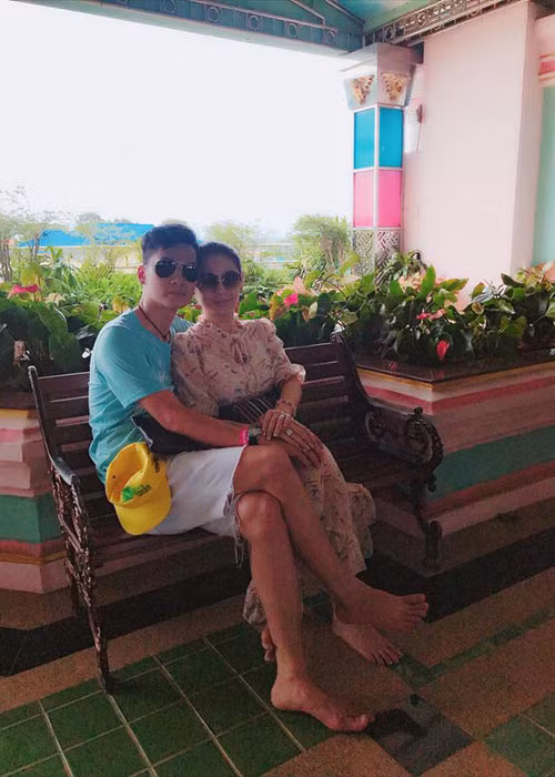 Nữ ca sĩ chuyển giới và ông xã dính như sam trong chuyến du lịch Thái Lan.