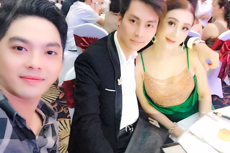"Chắc chắc mọi người sẽ bảo tôi điên rồ vì chuyển giới mà có con là điều không thể. Ông xã, gia đình đang hết lòng ủng hộ, tôi tin sẽ có phép màu đến với mình”, Lâm Khánh Chi tâm sự.