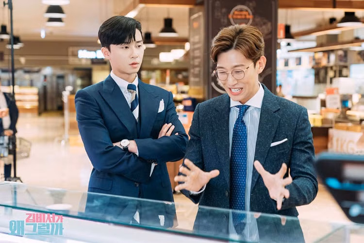Giống Lee Tae Hwan, Kang Ki Young (phải) cũng là nam thứ nổi bật không kém nam chính phim “Thư ký Kim sao thế”. Ảnh: TVN