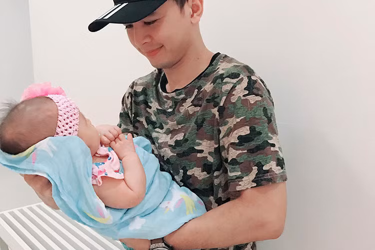 Văn Anh bồng con gái đi tiêm phòng là một trong những tin tức sao Việt trong ngày 17/7.