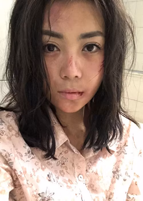 Thanh Hương cũng chấp nhận bị bạn diễn đánh thật. Có hôm, cô còn bị bạn diễn tát sứt cả môi vì bạn diễn đeo nhẫn ở tay không thể tháo ra được. Ảnh: FBNV