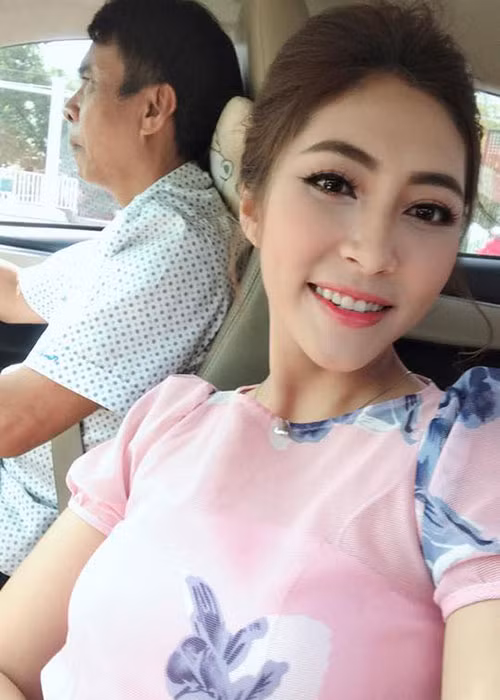 Bố của Đặng Thu Thảo hết lòng hỗ trợ con gái. Khi Đặng Thu Thảo đi đóng phim, ông không ngần ngại đưa đón con gái. Ảnh: FBNV