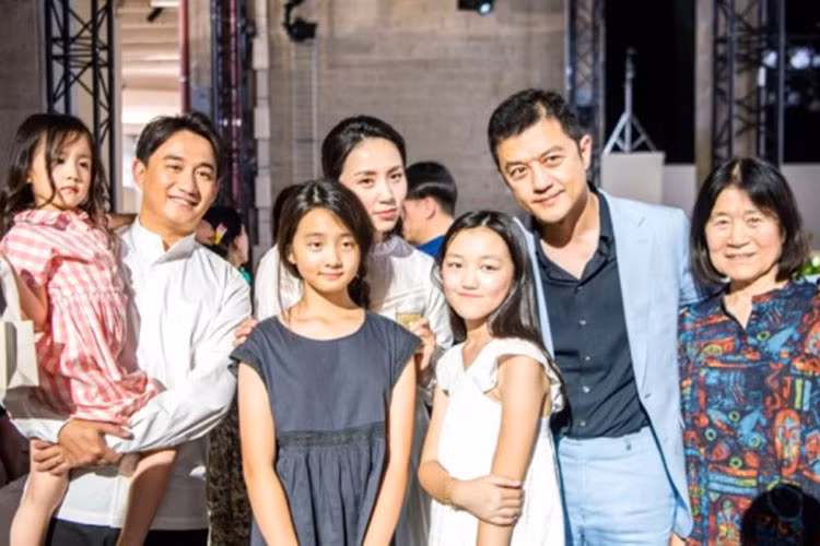 Hình ảnh Lý Yên bên bố sau khi kết thúc show thời trang. Ảnh: Sohu