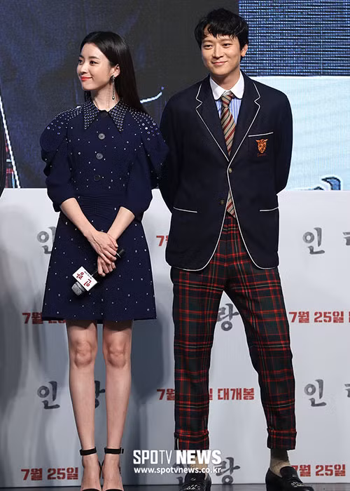 Tối ngày 18/7, Kang Dong Won - Han Hyo Joo trở thành tâm điểm của sự chú ý khi xuất hiện tại buổi ra mắt "Illang: The wolf brigade"- bộ phim hai người đóng chung. Ảnh: spotvnews