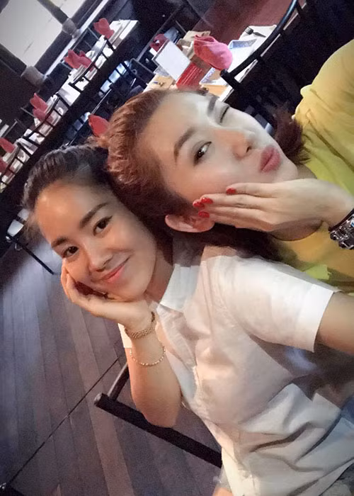 Hình ảnh Thúy Ngân - Lê Phương vui vẻ bên nhau trong chuyến du lịch Thái Lan.