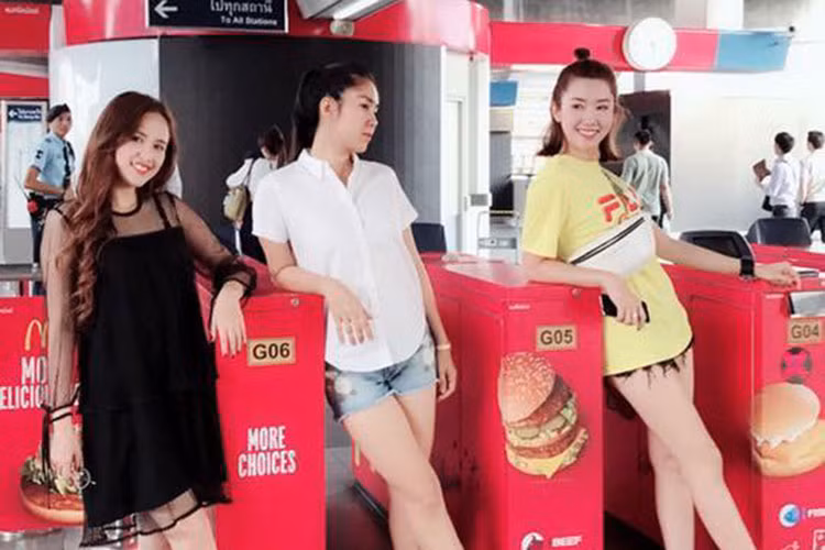 3 chị em của "Gạo nếp gạo tẻ" vẫn giữ liên lạc sau khi phim đóng máy.