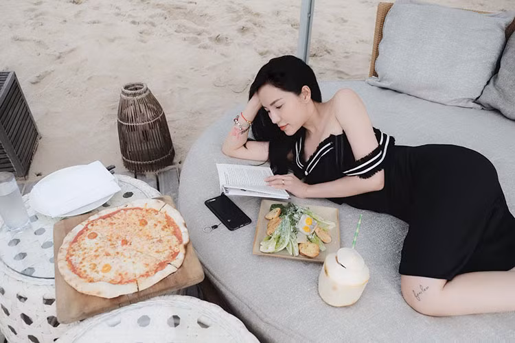 Lý Phương Châu khoe ảnh gợi cảm “đốt mắt” người đối diện.