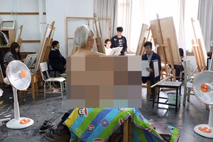 Ông Vương cho rằng công việc làm người mẫu nude không có gì đáng xấu hổ. Để theo đuổi công việc này, ông đã lựa chọn sống một mình. Ảnh: VOV