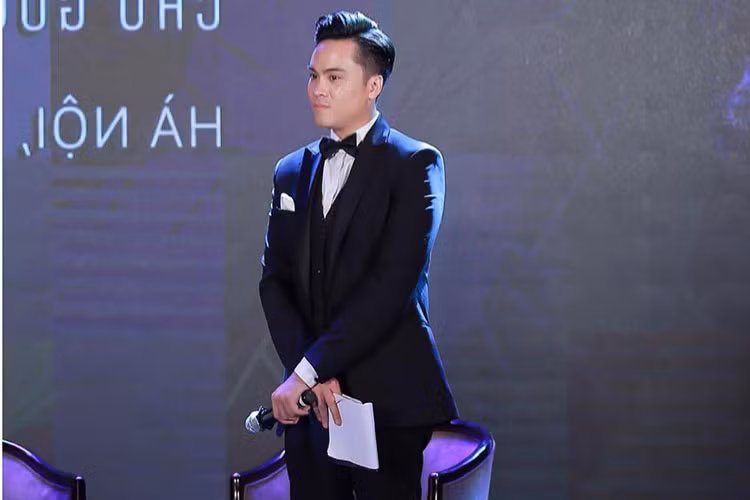 Thái Dũng lịch lãm trên sân khấu trong vai trò MC.