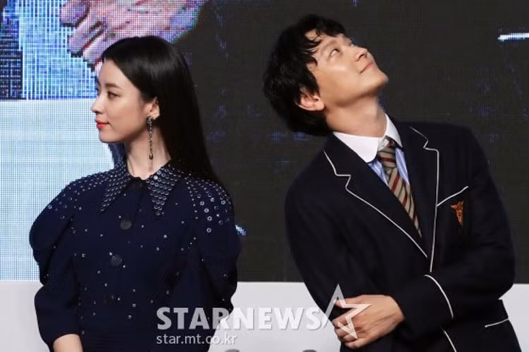 Kang Dong Won và Han Hyo Joo thậm chí còn có khoảnh khắc ngó lơ nhau. Ảnh: starnews