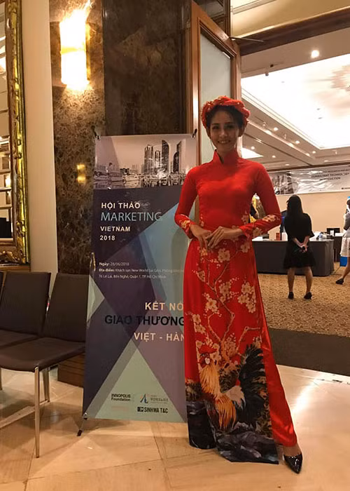 Chia sẻ về công việc PG, Kim Phượng cho hay công việc này khổ hơn nghề người mẫu và thu nhập không được cao. Ảnh: FBNV