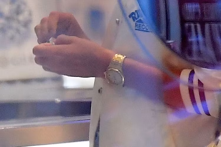 Có thông tin, Hailey mua tặng Justin một chiếc nhẫn kim cương khắc chữ JB - tên viết tắt của Justin Bieber.