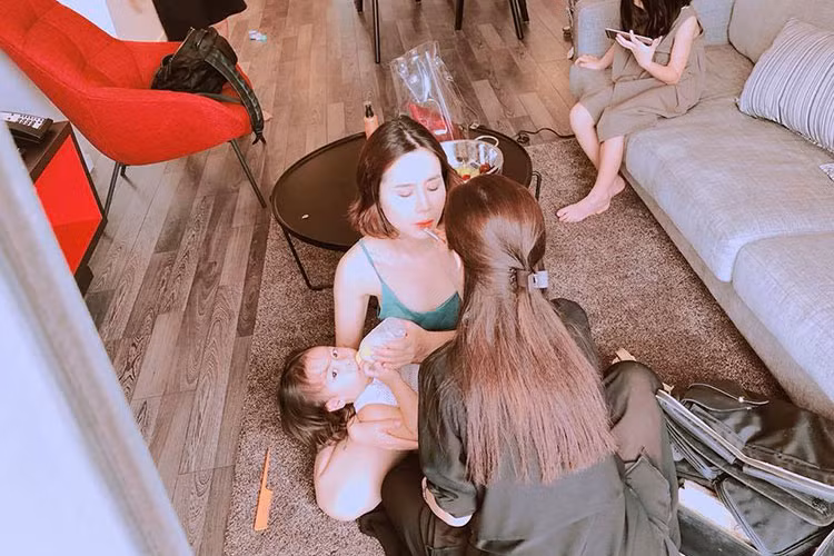Lưu Hương Giang chăm con trong lúc trang điểm.