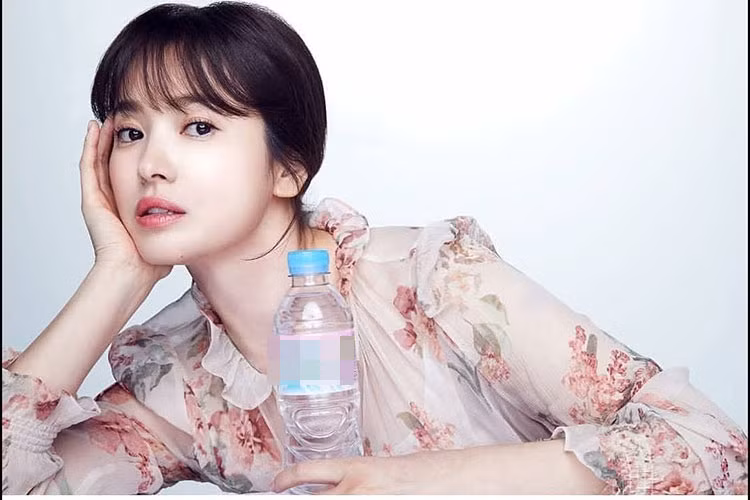 Nữ diễn viên phim "Hậu duệ mặt trời" vẫn đắt show làm gương mặt đại diện. Ảnh: Fanpage