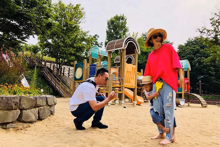 Hình ảnh vợ chồng Từ Nhược Tuyên đưa con trai đi chơi.