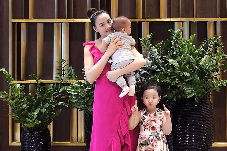Trang Nhung dành cuối tuần bên các con.
