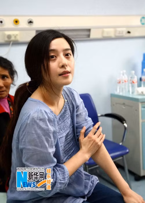 Tham gia các hoạt động từ thiện, nữ diễn viên phim "Võ Mị Nương truyền kỳ" ăn diện trang phục trẻ trung, năng động, không trang điểm quá cầu kỳ. Ảnh: Tân Hoa Xã
