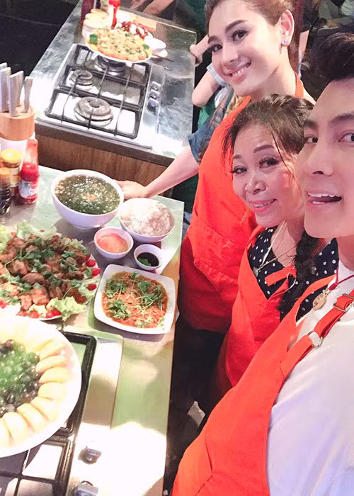 Người đẹp Lâm Khánh Chi cũng tiết lộ cô và mẹ chồng rất hòa thuận với nhau. Ảnh: FBNV