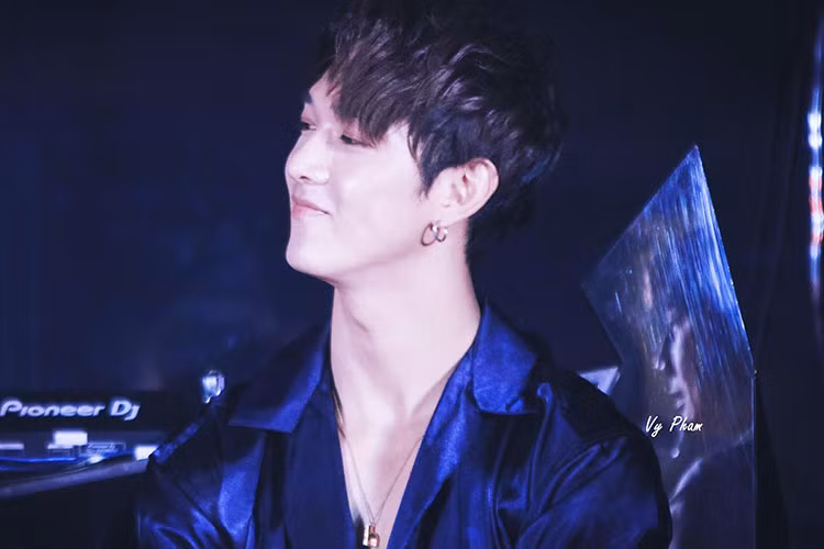 Nam diễn viên phim "Hậu duệ mặt trời" đốn tim fans với nụ cười má lúm đồng tiền. Ảnh: FBNV