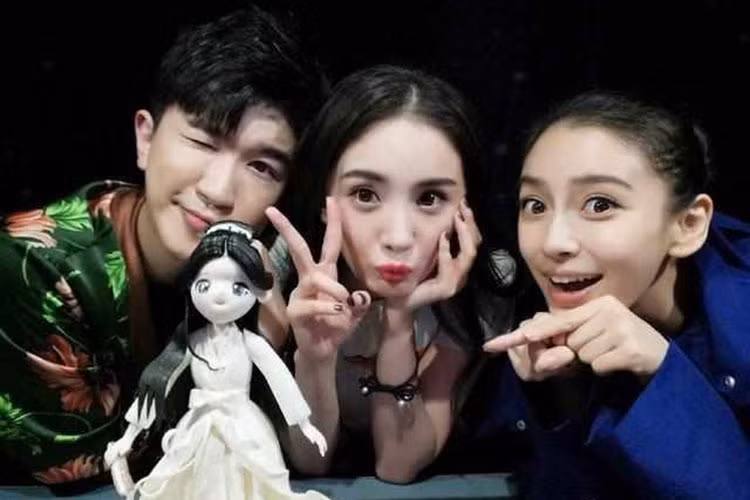 Hình ảnh Dương Mịch đón sinh nhật lần thứ 31 bên Angelababy. Ảnh: Weibo