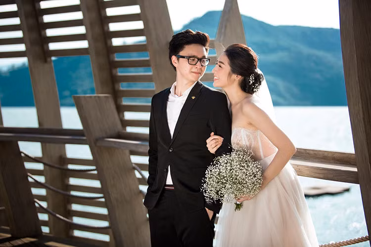 Mới đây, Á hậu Tú Anh đã chia sẻ loạt ảnh cưới bên ông xã Gia Lộc.