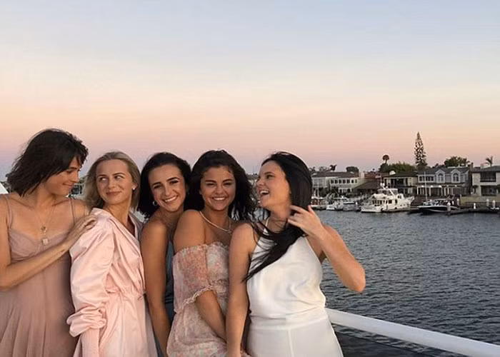 Selena chọn chiếc váy gợi cảm để mặc trong ngày đón tuổi mới.
