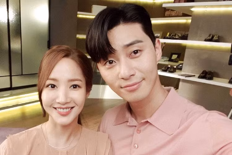 Trong bộ phim "Thư ký Kim sao thế", Park Min Young và Park Seo Joon diễn xuất đầy ăn ý. Ảnh: Soompi