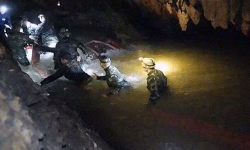 Lực lượng cứu hộ tham gia giải cứu đội bóng. Ảnh: Getty