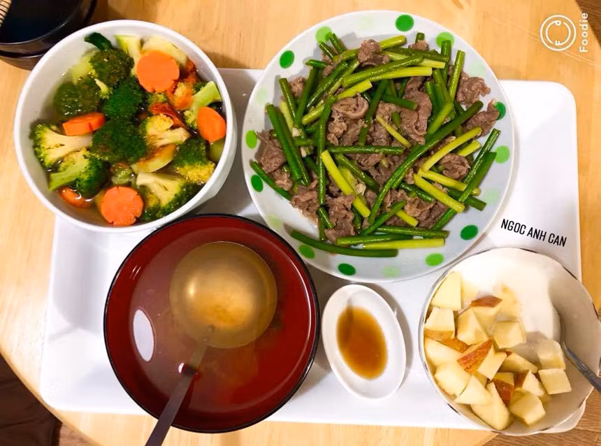 Thực đơn 9: Thịt bò xào ngồng tỏi, canh bông cải - cà rốt hầm, nước luộc rau củ thêm chanh uống giảm háo. Tráng miệng với sữa chua dầm hoa quả.