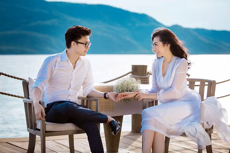 Ông xã của Tú Anh làm việc trong ngành xây dựng. Anh được khen điển trai, phong độ.