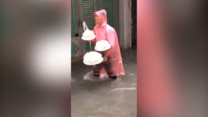 Nhà trai rất vất vả mới bê tráp vào được nhà gái.
