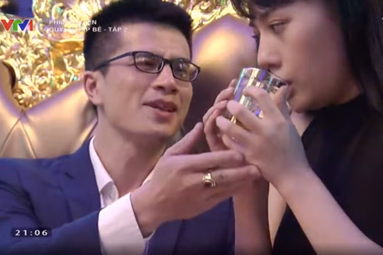 Ngoài cảnh phim, "Quỳnh búp bê" còn bị phản ứng bởi lời thoại quá táo bạo. Ảnh: VTV