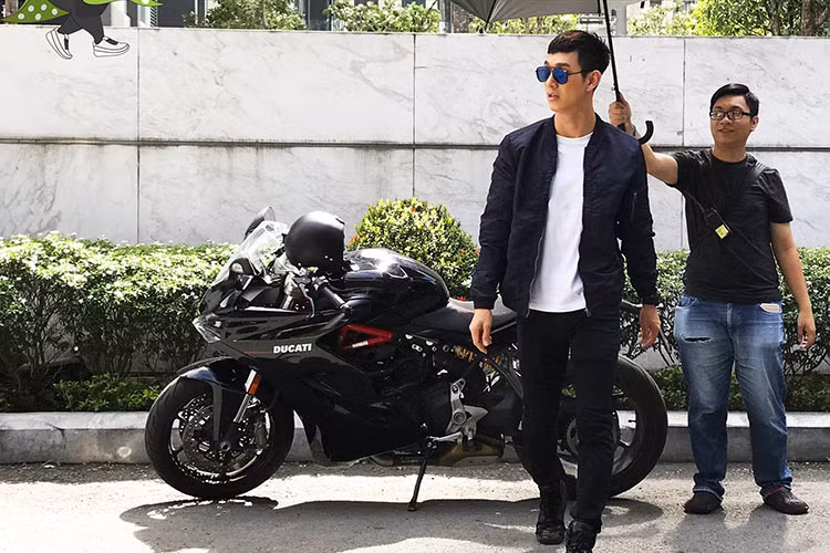 Đóng vai đại úy Duy Kiên, Song Luân cực ngầu trên phim trường.