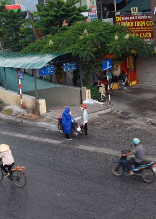 Khoảng 12h, khu vực Ngã Tư Sở bắt đầu xuất hiện mưa lớn.