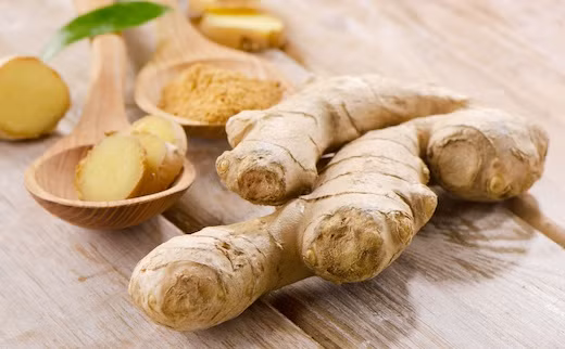 Nếu quên ướp từ hôm trước, bạn có thể dùng nĩa xăm xung quanh thực phẩm sau đó tẩm ướp gia vị. Với cách này, chỉ cần chờ 5 phút là thực phẩm ngấm gia vị. Ảnh: Health.