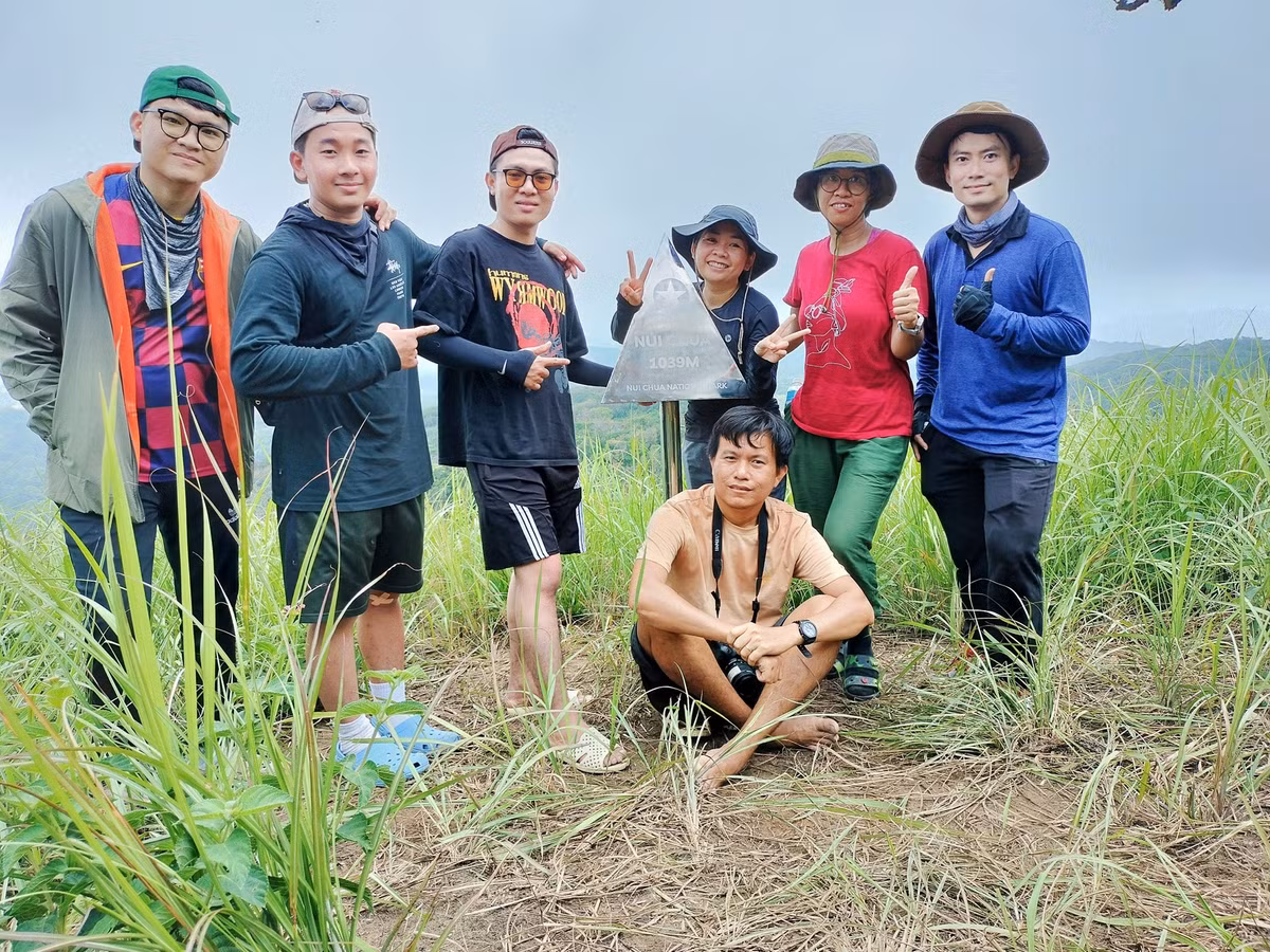 Tổng chiều dài cung đường trekking là 25km nên thường kéo dài trong khoảng 2 ngày 1 đêm. Địa điểm xuất phát của du khách là từ cổng Vườn quốc gia Núi Chúa, đi qua các điểm như: hồ Am Dú, suối Ô Liêm,... Trải nghiệm băng qua những đồi cỏ xanh mướt, con suối róc rách hay leo qua những con dốc hiểm trở chắc chắn sẽ khiến du khách phải trầm trồ, ngưỡng mộ. Đứng trên đỉnh núi Chúa, du khách sẽ được chiêm ngưỡng khung cảnh thiên nhiên hùng vĩ với biển mây bồng bềnh vào mỗi buổi sáng sớm. Ảnh Thành Trường