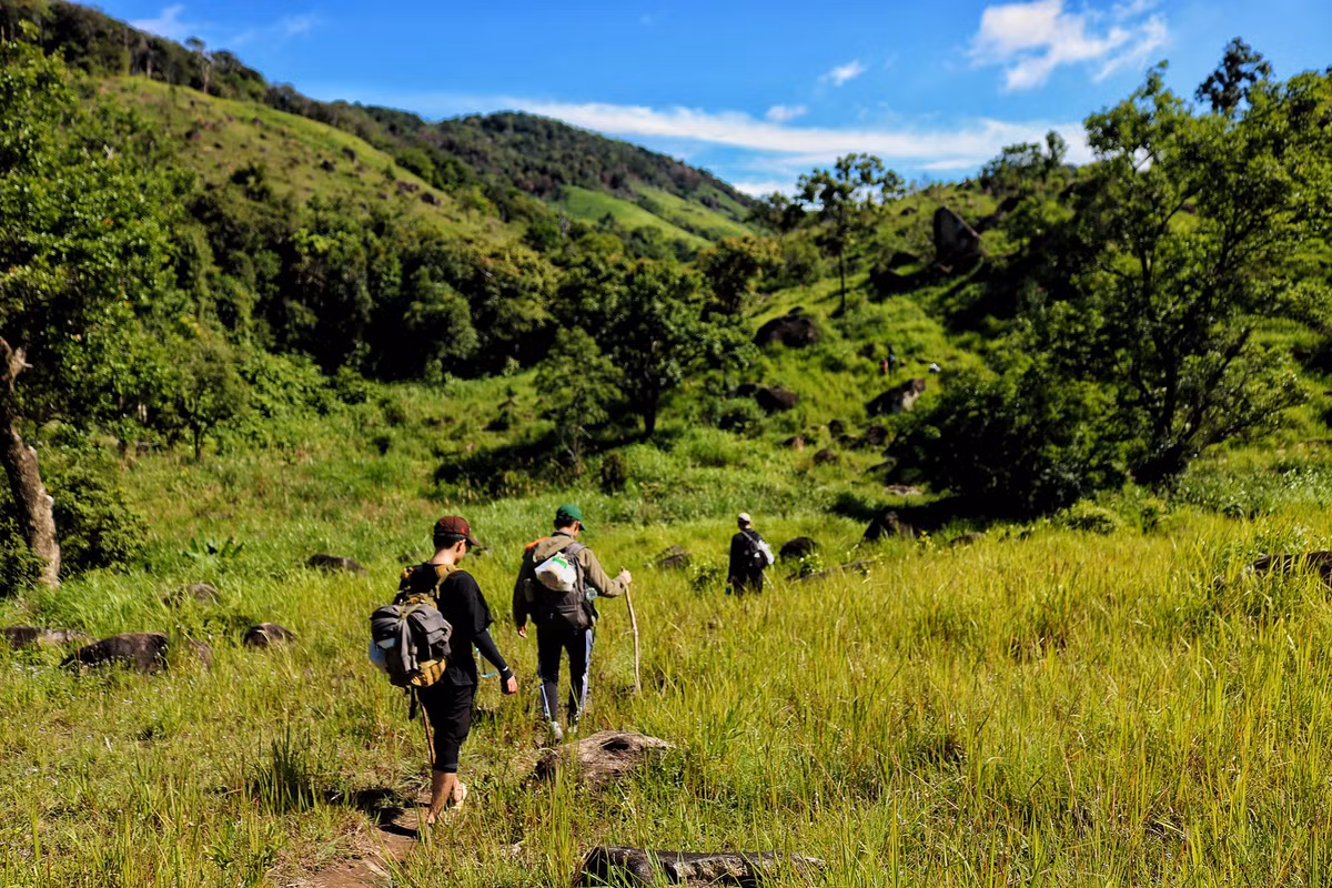 Núi Chúa (Ninh Thuận) là cung trekking siêu đẹp cho những du khách ở khu vực miền Trung và miền Nam. Núi nằm trên địa phận thôn Thái An, xã Vĩnh Hải, huyện Ninh Hải, Ninh Thuận. Núi có hai đỉnh cao nhất là Cô Tuy (1039m) và đỉnh Ông (978m). Khí hậu tại thường khô hạn, lượng mưa thấp nên nhiều du khách thường lựa chọn cung trekking này để “thử thách giới hạn” của bản thân. Ảnh Thành Trường