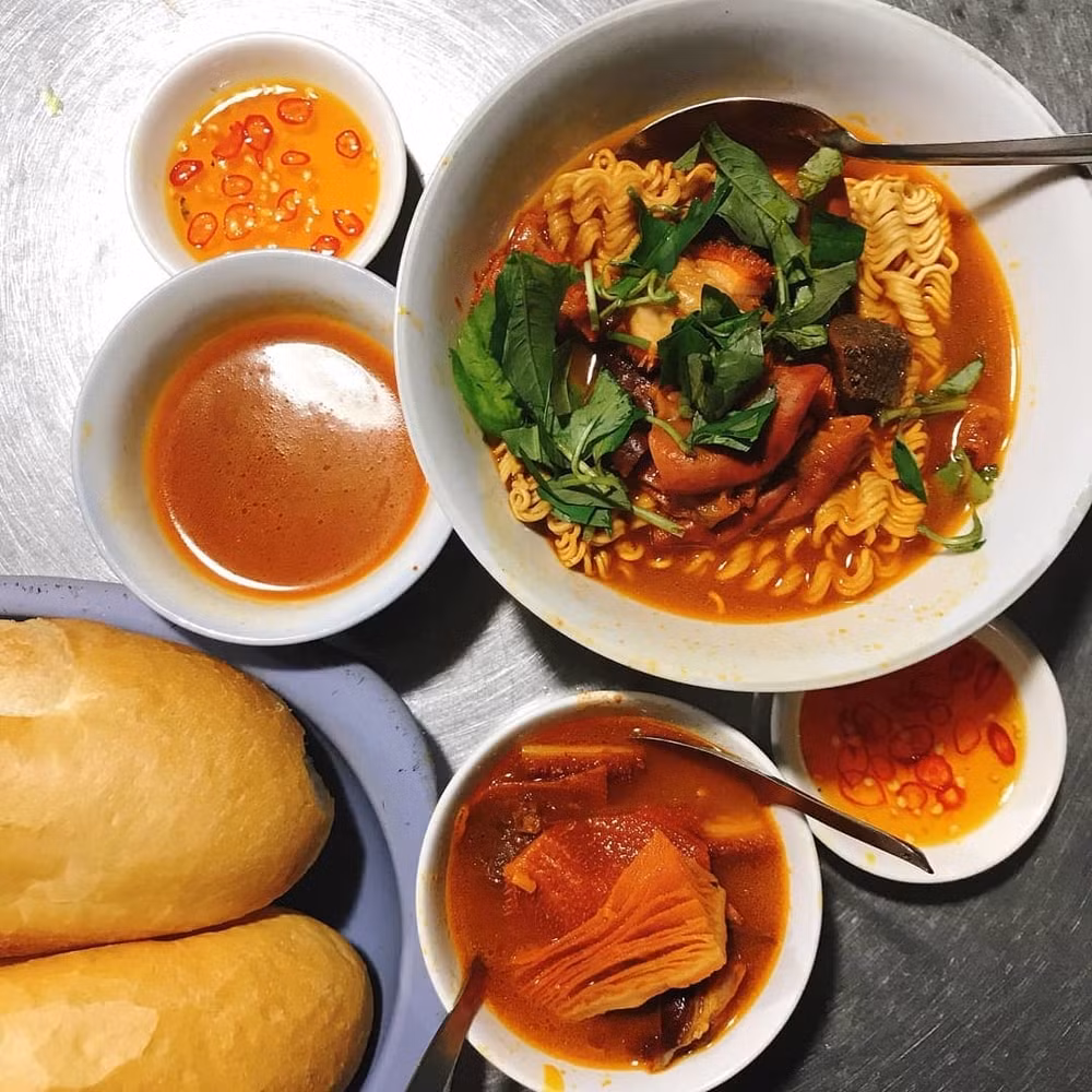 Buổi chiều là khoảng thời gian hoàn hảo để khám phá những món ăn vặt độc đáo. Phá lấu là một trong những món được giới trẻ TP HCM yêu thích. Được làm từ nội tạng bò hoặc heo hầm với nước cốt dừa và ngũ vị hương, phá lấu béo ngậy, thơm nồng, ăn cùng bánh mì hoặc mì gói. Ảnh VinWonder