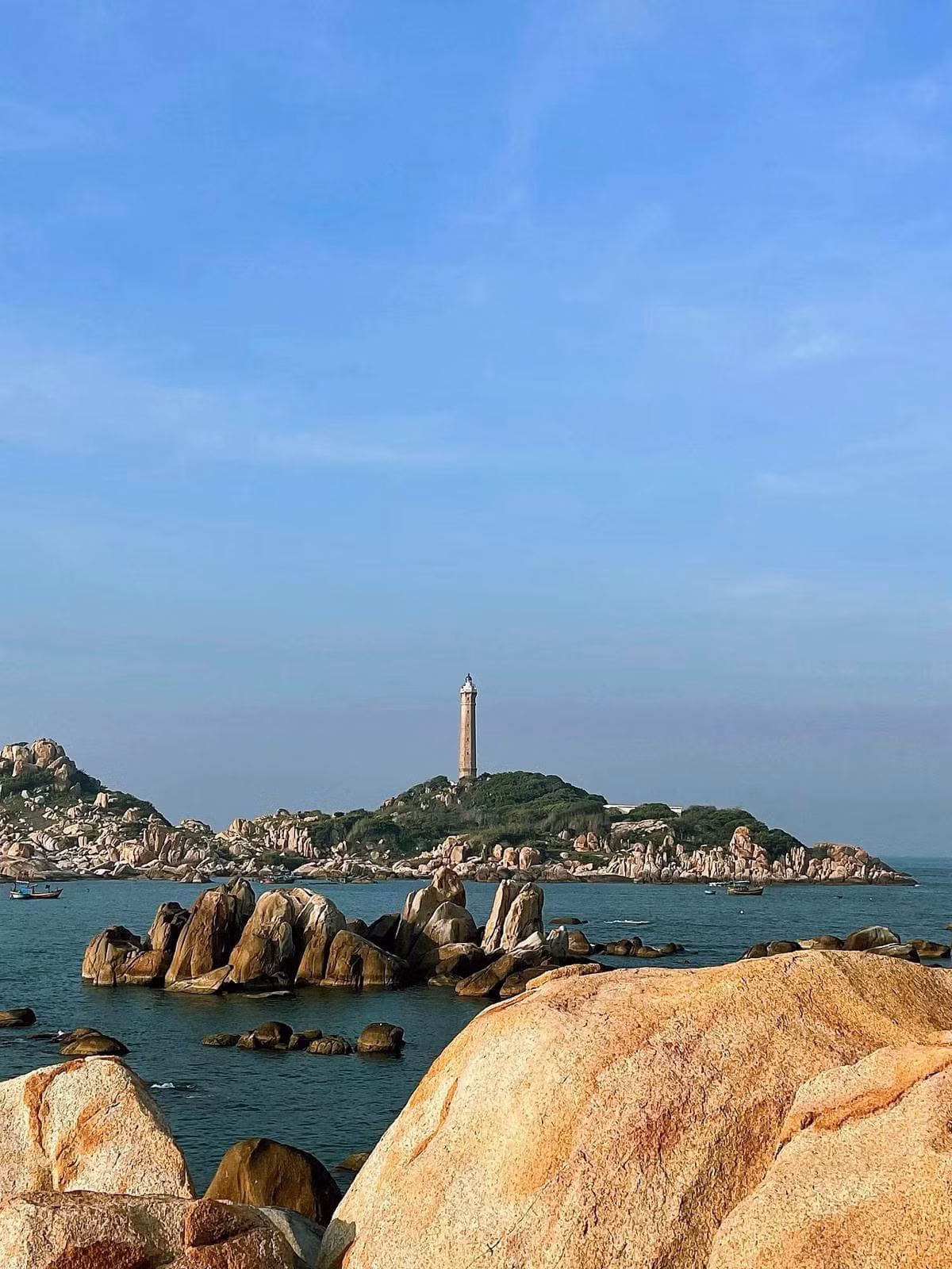 Bao quanh ngọn hải đăng là những hòn đá lớn, lởm chởm, tạo nên một khung cảnh thiên nhiên hoang sơ và đầy cuốn hút. Ảnh Internet